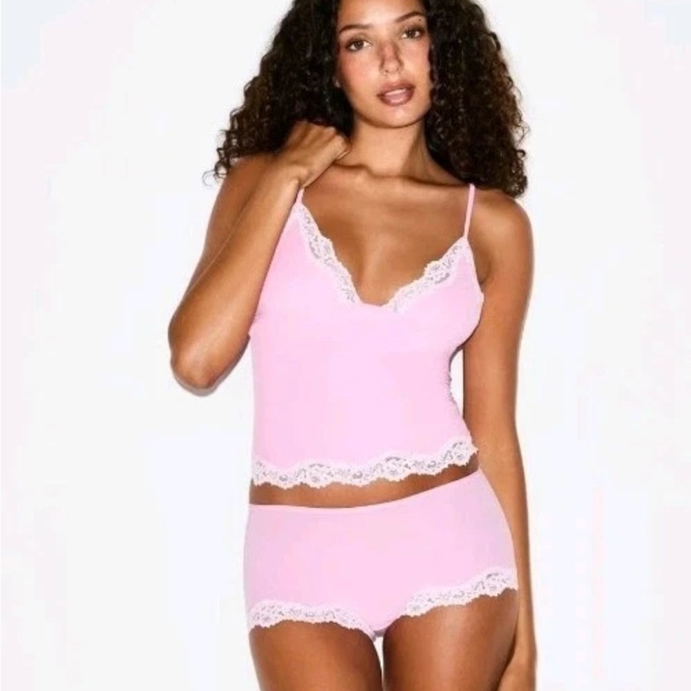 SKIMS FITS EVERYBODY LACE TRIANGLE CAMI AND BOY SHORT SET IN BUBBLEGUM TONAL S